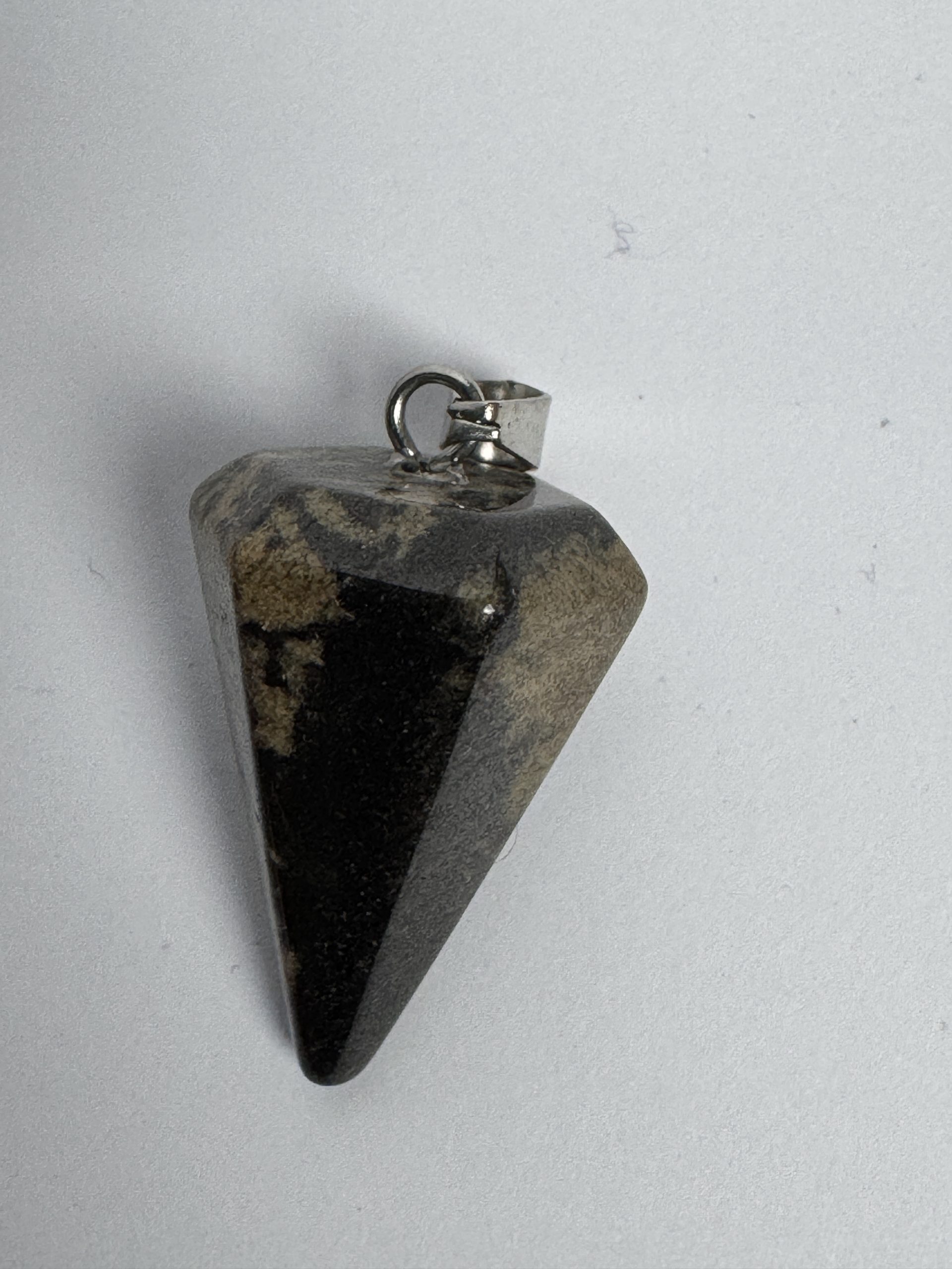 Ciondolo in Diaspro Kambaba – Connessione, Radicamento, Guida Interiore