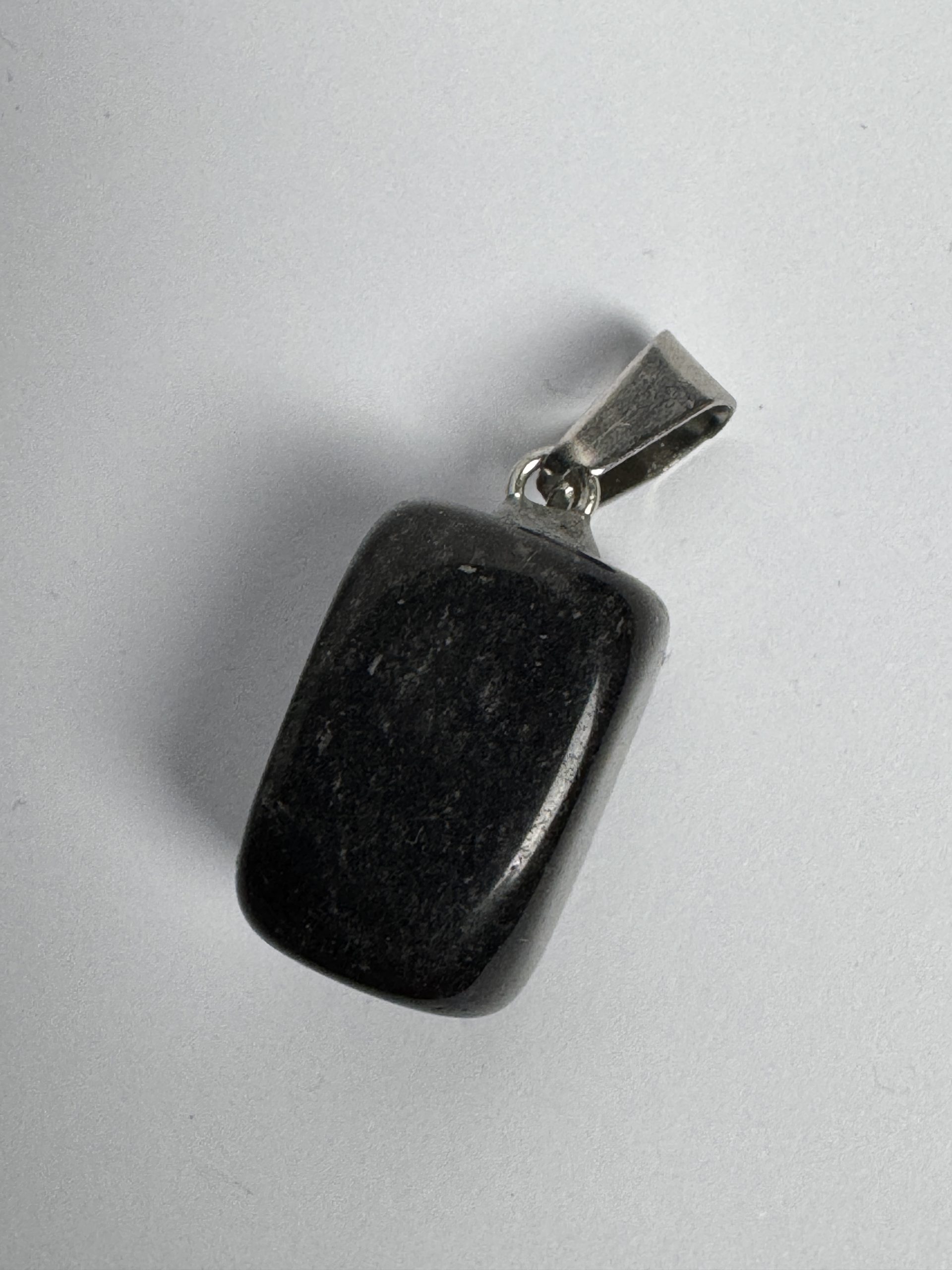 Ciondolo in Shungite – Purificazione, Protezione, Radicamento profondo